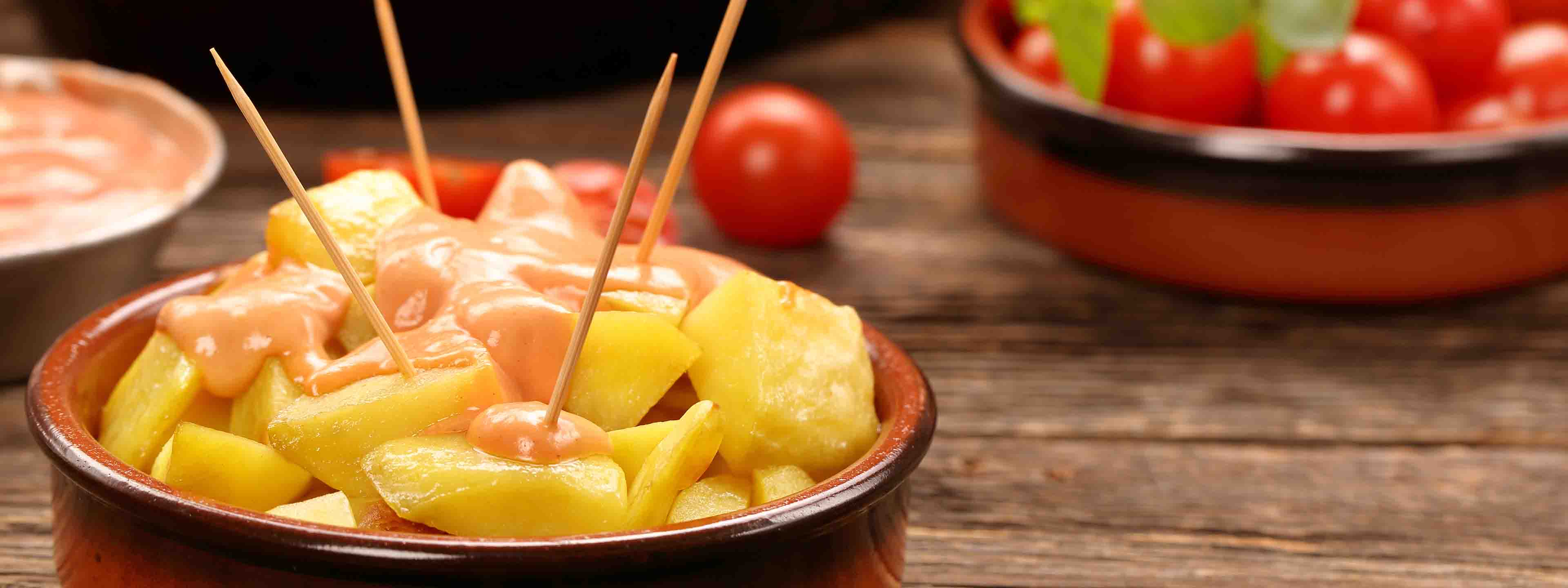 Halvstrke kartoffeltern, bedre kendt som patatas bravas, er en udbredt tapas i Catalonien
