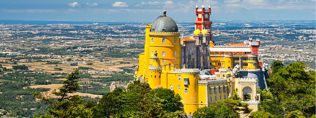 P en klar dag kan man se Palacio da Pena, Sintra fra Lissabon, Portugal