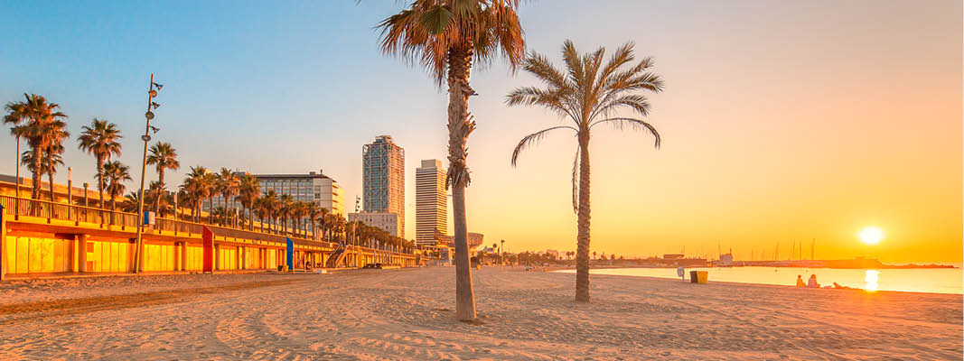 Smuk badetrand ved Barceloneta, Spanien