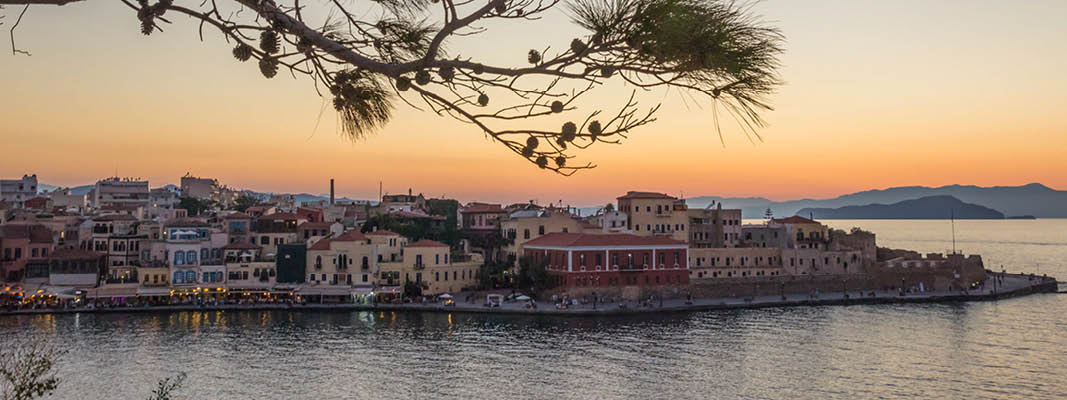Den venetianske havn ved Chania, Kreta, Grækenland