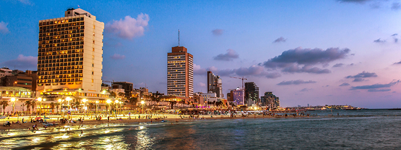 Tel Aviv med smuk aftenhimmel.