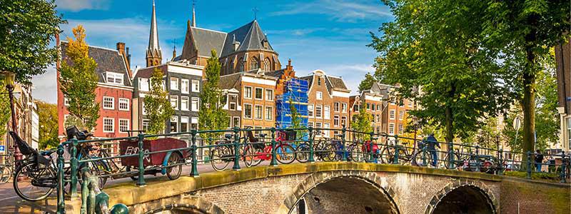 Amsterdams hyggelige gader ved kanalen