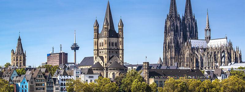 Köln by med Kölner Domkirke i baggrunden