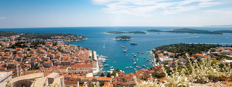 Hvar by og skrgrden set fra borgen, Kroatien