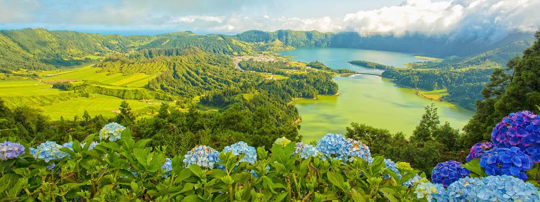 Sete Cidades: sen Lagoa Azul er bl og sen lagoa Verde er grn  alligevel ligger de side om side 