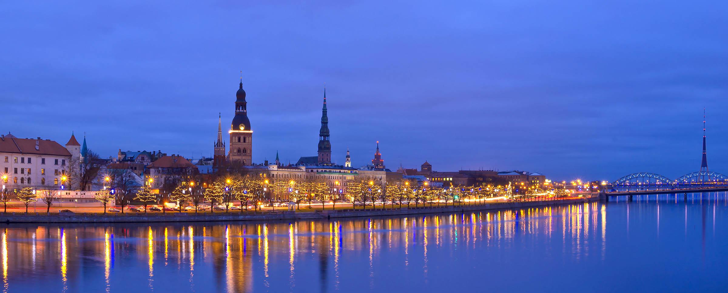 Julelys langs floden i riga julemarked