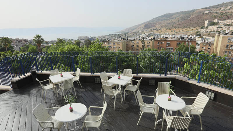 Terrasse med udsigt til Genesaret s p Prima Galil Hotel