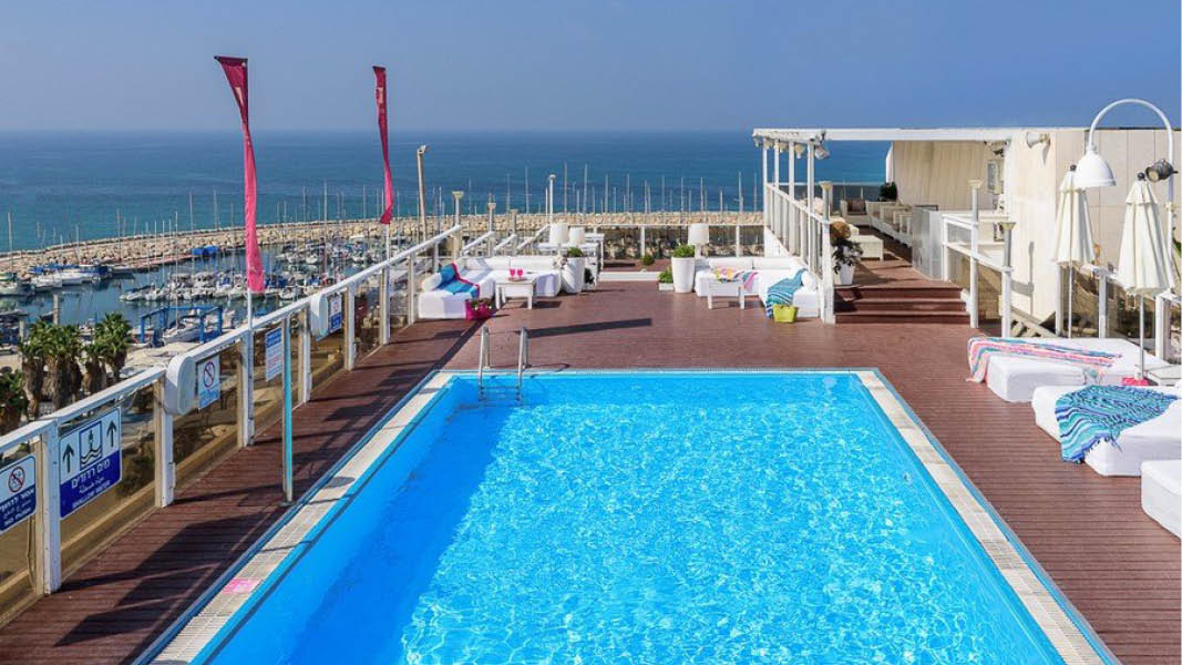 Swimmingpoolen på tagterrassen på Leonardo Art Tel Aviv By the Beach