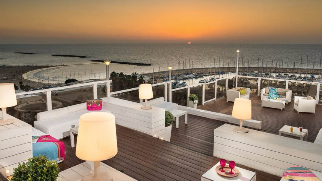 Solnedgang set fra tagterrassen p� Leonardo Art Tel Aviv by the Beach