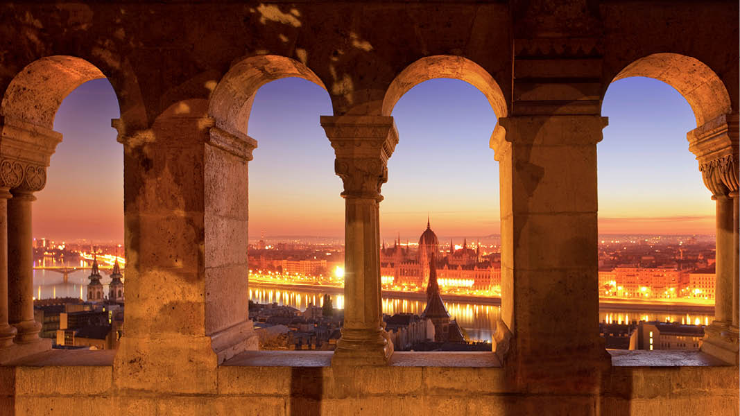 Vue fra Fiskermandens Bastion mod Donau og Parlamentsbygningen i Budapest