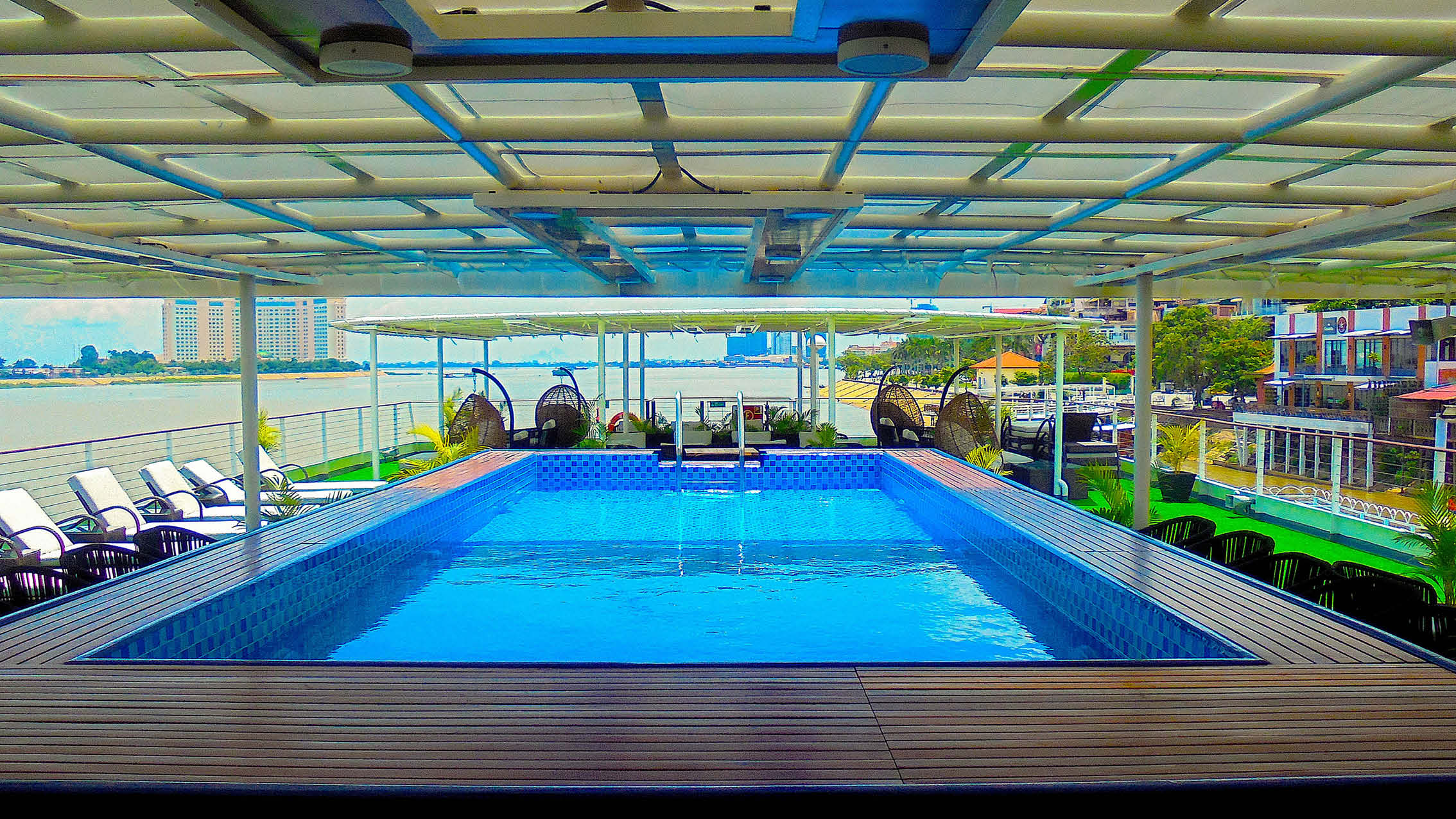 Pool ombord p RV Indochine