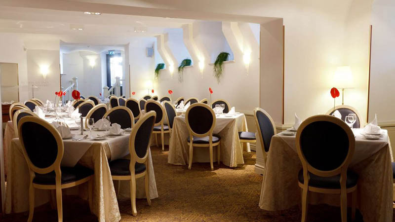 Restaurant p Monika Centrum Hotel i Riga, Letland