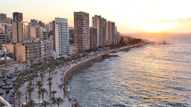 Beirut langs Middelhavets kyst i solnedgangens lys