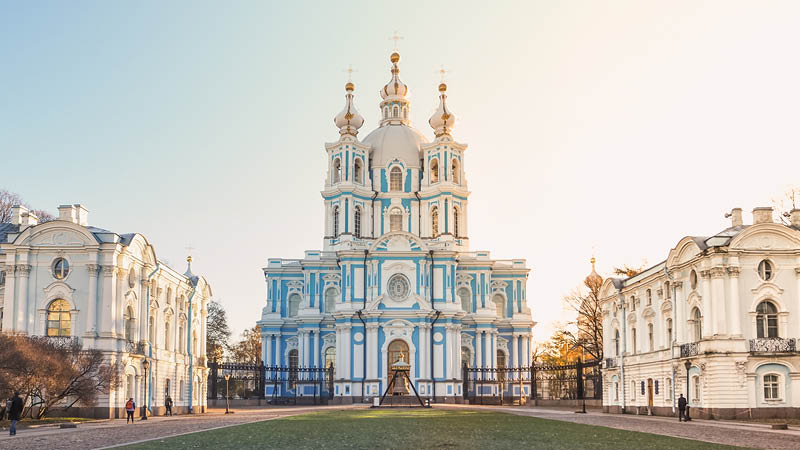 Besøg den smukke Smolny Cathedral i Sankt Petersborg