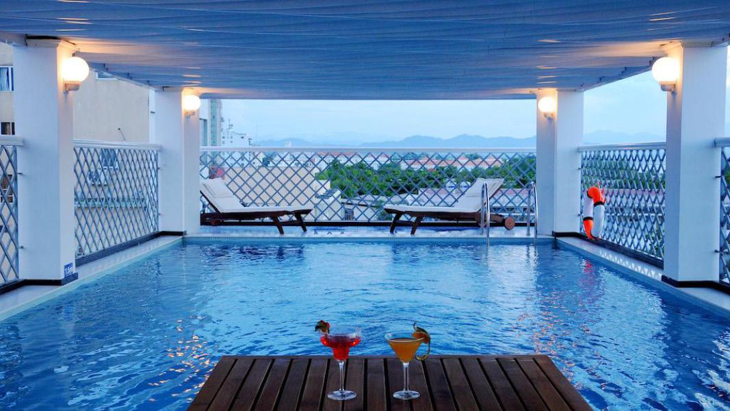 pool og drinks moonlight hotel i hue